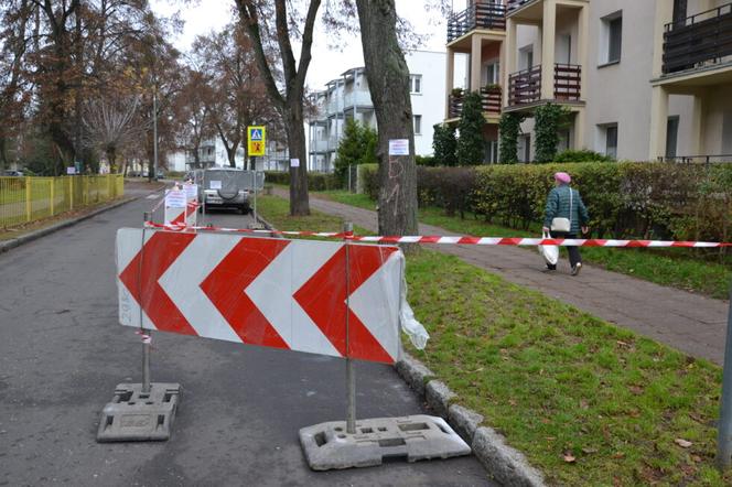 Kierowcy z Iławy: Tu nie parkujemy! Będą wycinać drzewo