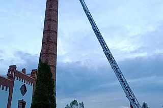 Bocian wpadł do 24-metrowego komina. Strażacy ratowali go 3 godziny [ZDJĘCIA]. 