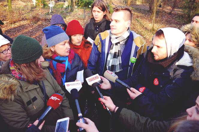Protestują przeciwko wycince drzew w parku Grabiszyńskim [ZDJĘCIA]