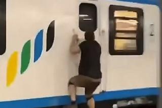 Złapał odjeżdżający pociąg z Katowic. Jest nagranie