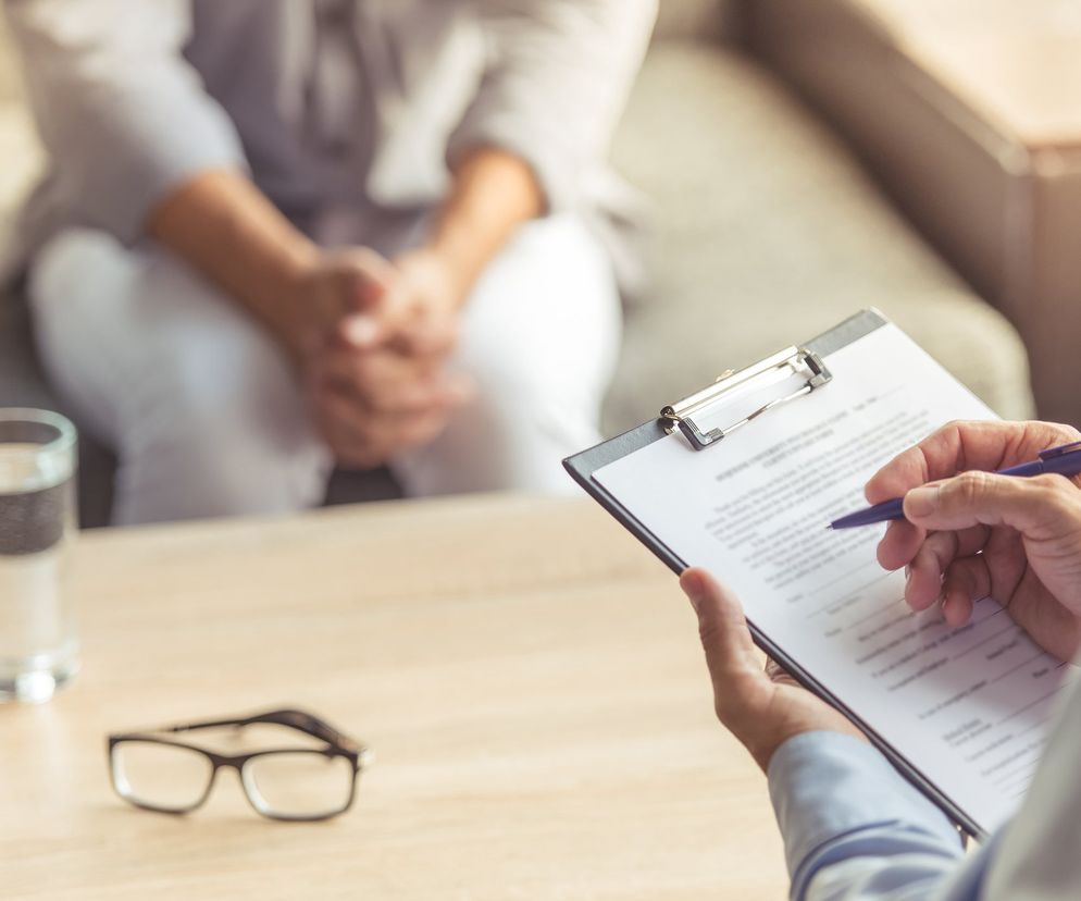 Neurastenia  objawia się przede wszystkim przewlekłym zmęczeniem, ale w jej przebiegu występować mogą również zaburzenia koncentracji i drażliwość, a także bóle głowy i brzucha.