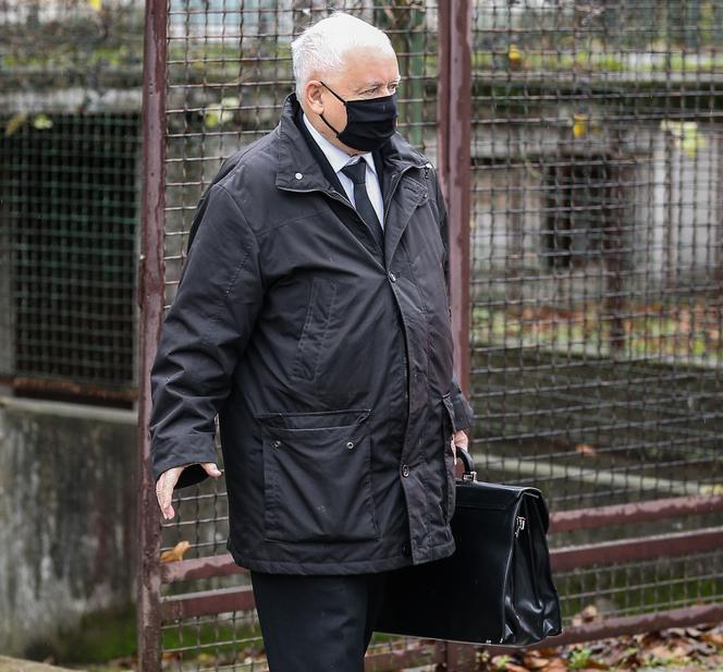 Naczelnik założył maskę