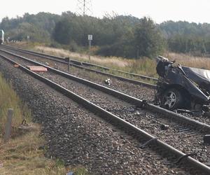  Pociąg staranował osobówkę