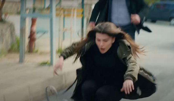 Melis naprowadzi porywacza na trop Zeynep. Dojdzie do tragicznego wypadku i dziewczyna zostanie pojmana.