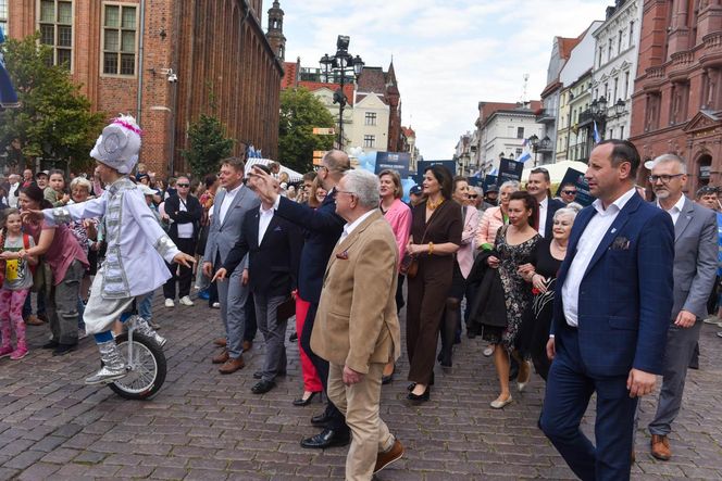 Kolorowa parada na otwarcie Dni Torunia. Przeszła przez serce toruńskiej starówki