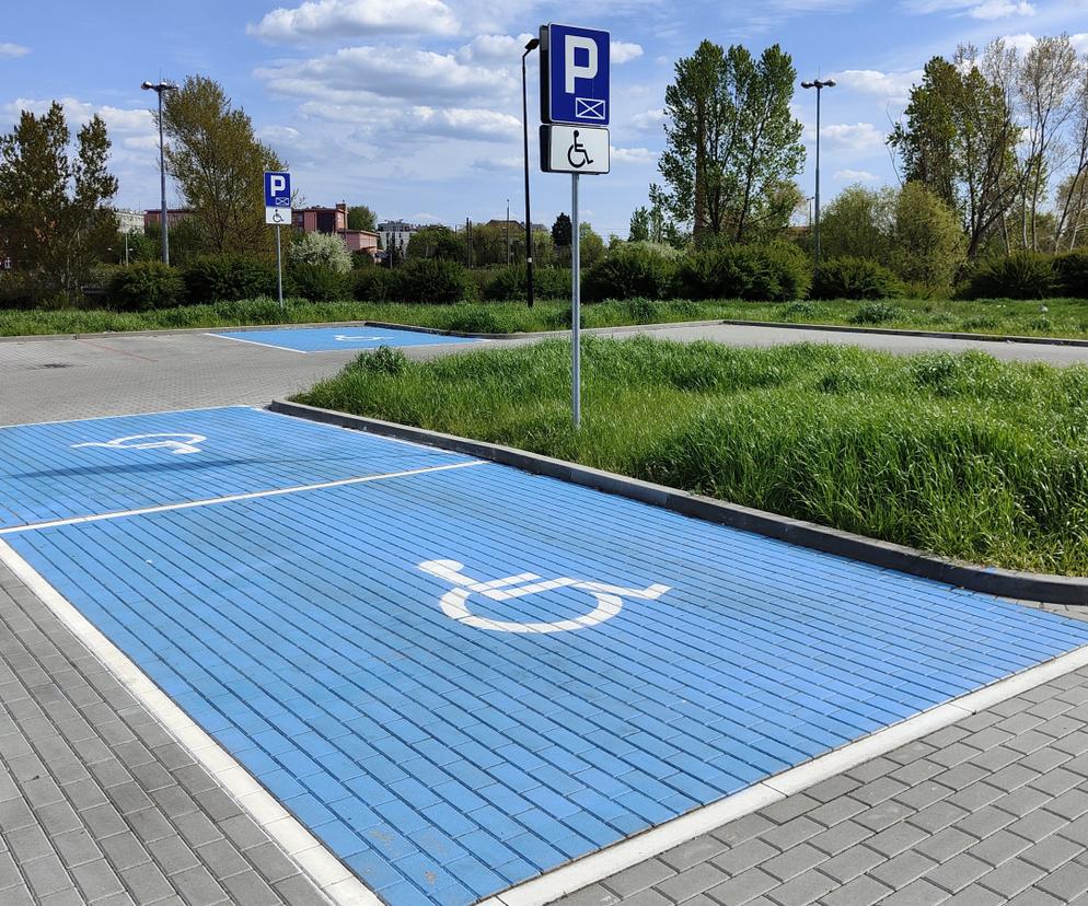 Bydgoscy kierowcy parkują, jak im się podoba. Zastawiają miejsca dla niepełnosprawnych, gdzie tylko mogą