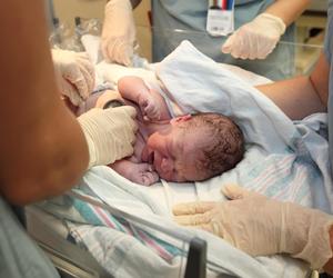 Poród rodzinny doprowadził go do „choroby psychotycznej”. Pozywa szpital na miliardy dolarów
