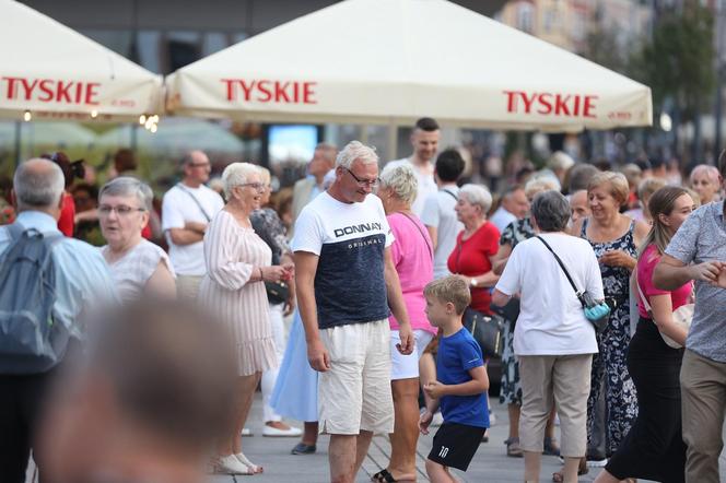 Potańcówki przed Teatrem Śląskim w Katowicach. "Roztańczony Wyspiański" porwał tłumy