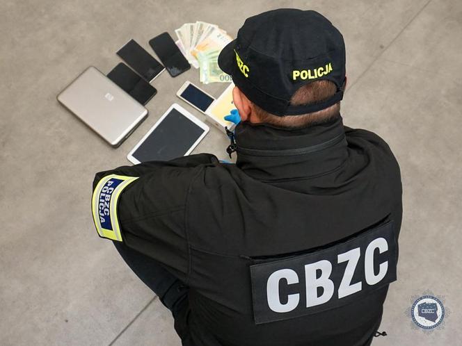 Oferowali w internecie na sprzedaż samochody. Pobierali zaliczki i znikali