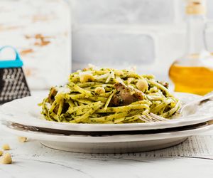 Makaron z indykiem i pesto bazyliowym: przepis na lekkostrawne danie