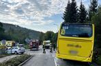 Wypadek autobusu w Karpaczu. Osobówka wjechała prosto pod jego koła. Jest wieku rannych [ZDJĘCIA].