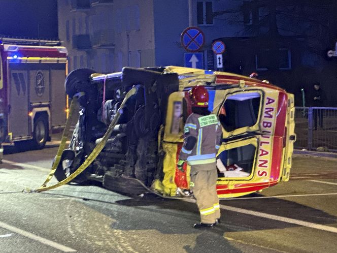Potworny wypadek w Warszawie. Zderzenie karetki z autem osobowym. Są ranni