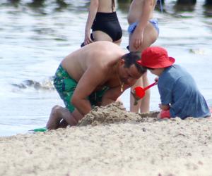 Michał Koterski na plaży z rodziną