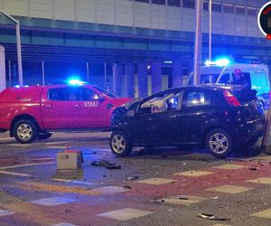 Auto spadło z kilku metrów na tory tramwajowe w Warszawie