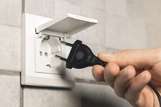 Te urządzenia mogą być zagrożeniem dla twojego domu. Przed wyjściem odłącz je z prądu!