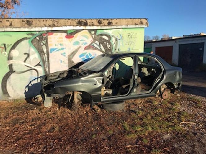 Szpecą i zajmują miejsca parkingowe. Wraki na ulicach Starachowic