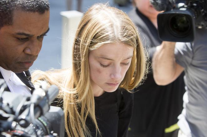 Amber Heard wychodzi z rozprawy