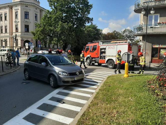 Wypadek w Nowym Sączu! Osobówka zderzyła się ze skuterem