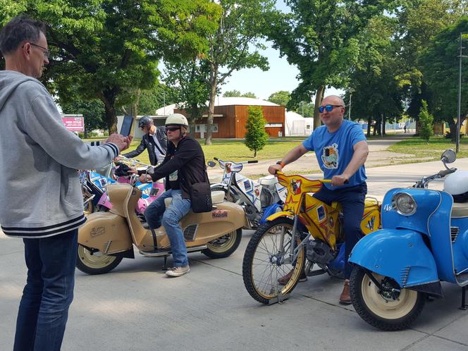 Osy kręciły kółka na stadionie żużlowym w Lesznie. Ogólnopolski zlot skuterów Osa Osieczna-Leszno 