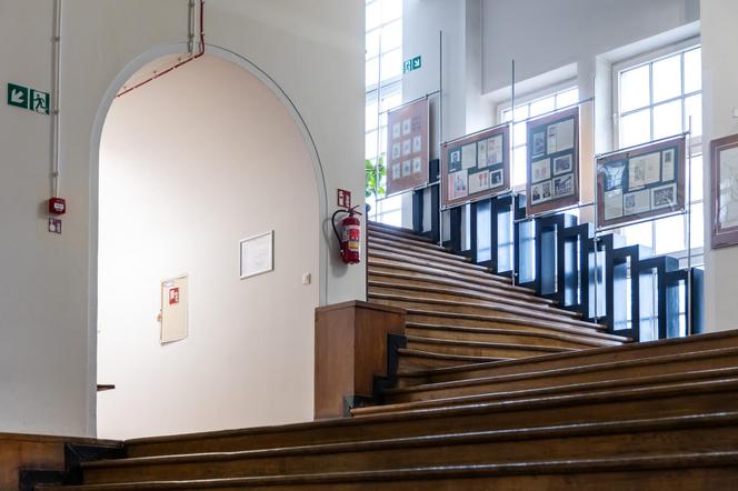 Biblioteka SGH - zdjęcia. Zobacz wspaniałe wnętrza warszawskiego gmachu