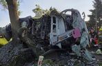 Poważny wypadek w Lubawce. Ciężarówka roztrzaskała się na drzewie. Droga zablokowana