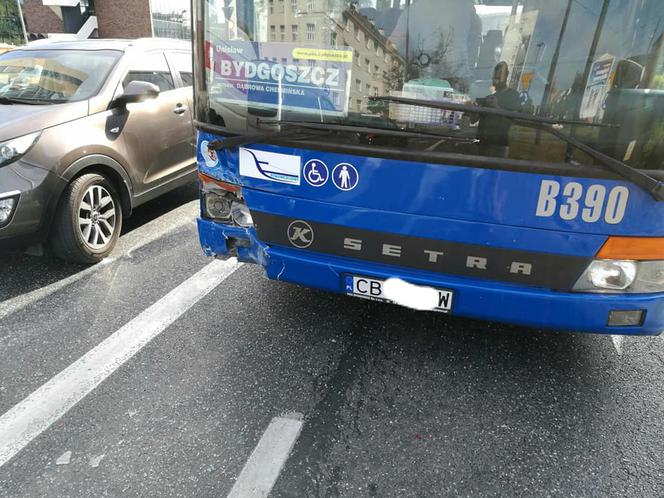 Wypadek na rondzie Jagiellonów w Bydgoszczy. Ruch tramwajów wstrzymany! [ZDJĘCIA]