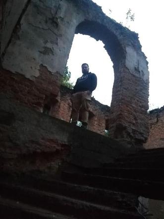 MROCZNY dwór w Małopolsce. TAJEMNICZE ruiny zamieszkują duchy? Sprawdź [ZDJĘCIA]