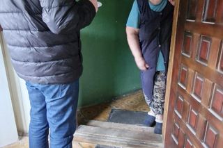 Marzną w swoich domach! Zlikwidowano im piece i nie podłączono do sieci ciepłowniczej!