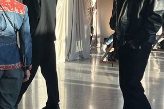 Tak wspiera ukochaną! Quebonafide na premierze. Nie chciał, żeby go zauważyli!