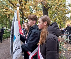 Zapalono znicze dla rozstrzelanych mieszkańców Leszna. W rocznicę tragicznych wydarzeń [ZDJĘCIA]