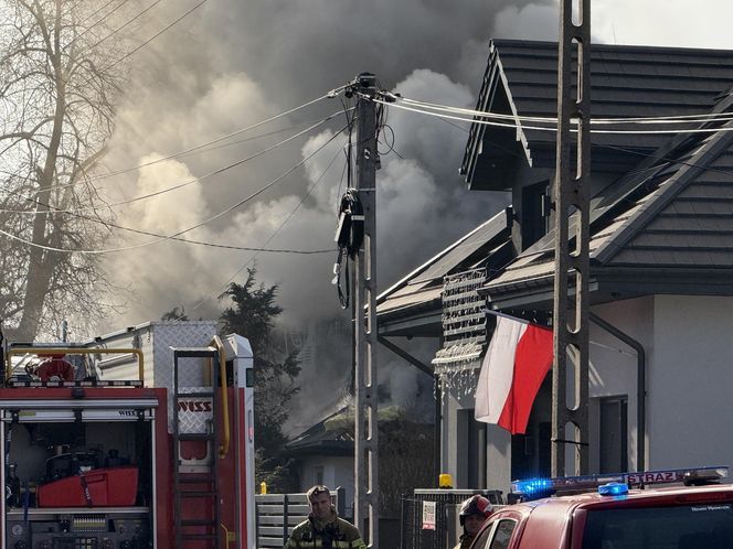 Potężny pożar domu parterowego w Warszawie. Gęsty dym widać było z kilku kilometrów