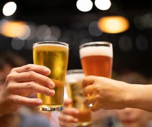 Czy można wypić przeterminowane piwo? Odpowiedź może niektórych zaskoczyć