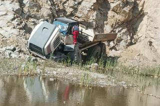 Potężne wozidło kopalniane spadło z urwiska. Chwile grozy w kamieniołomie