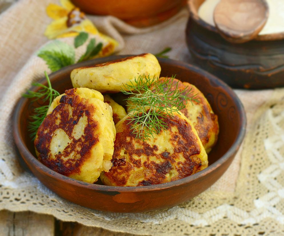 Placki żmudzkie z tłuczonych ziemniaków: przepis na ziemniaczane bliny z mięsem