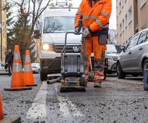 Rozpoczęło się łatanie dziur po zimie. Trwają naprawy dróg w Rzeszowie