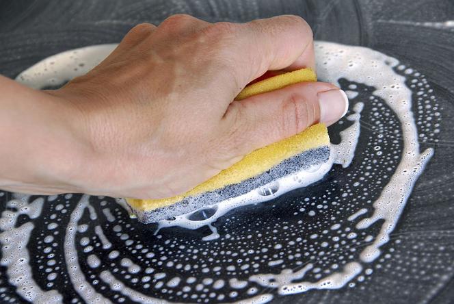 Jak wyczyścić szybę piekarnika sodą oczyszczoną?