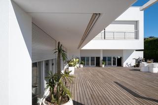 Automatyczne rolety na taras i system smart. Nowoczesne rozwiązania do zarządzania domem