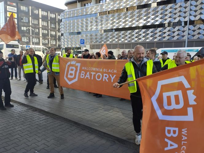 Protest hutników pod Węglokoksem w Katowicach. "Co innego nam mówią, a co innego robią"