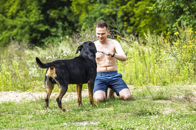 Poseł kąpał się z psem