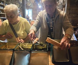 Były opowieści o herbacianych zwyczajach, wspomnienia dawnych spotkań przy stole, a także degustacje różnych gatunków herbat 
