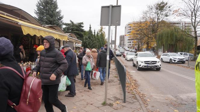 Tłumy na cmentarzu przy ul. Poprzecznej. Olsztynianie odwiedzają groby bliskich [ZDJĘCIA]