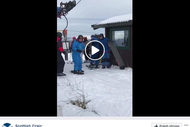 Snowboardzista na orczyku