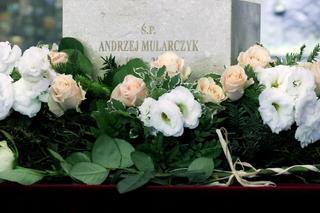 Ostatnie pożegnanie twórcy Samych swoich. Tłum gwiazd odprowadził trumnę na Powązkach