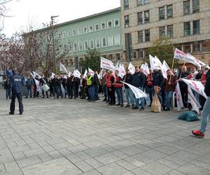 Górnicy protestowali w Warszawie pod siedzibą PGE. Wystawiono świńskie łby