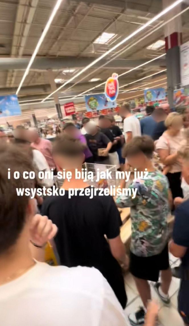 Dantejskie sceny w hipermarkecie Auchan. Klienci wyrywali sobie pudełka z rąk. Jest nagranie