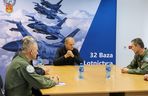 Donald Tusk w bazie lotnictwa w Łasku