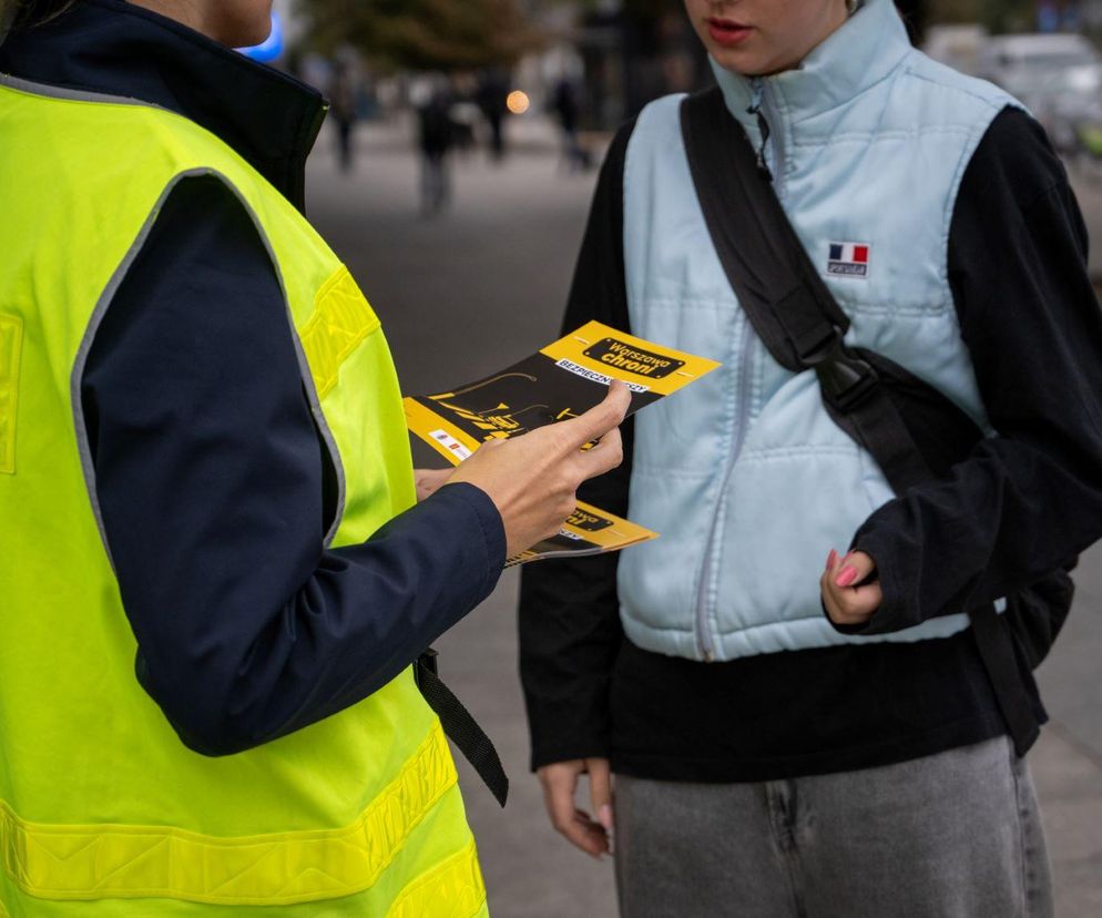 Warszawscy policjanci rozdają ulotki, radni opozycji oburzeni