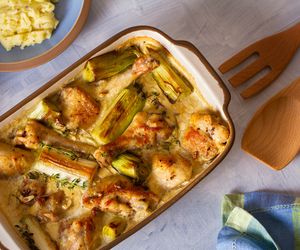 Kurczak w zupie cebulowej pieczony z porami - szybki sposób na obłędną pierś kurczaka z piekarnika