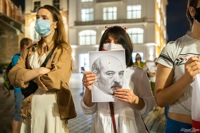 Manifestacja Białorusinów na rynku w Krakowie. "Precz z Łukaszenką!"