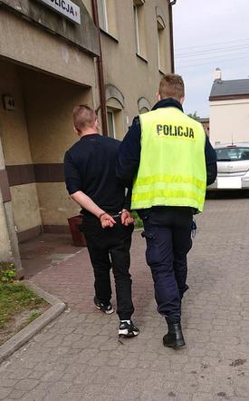 Łódź. Z włączonym silnikiem i BEZ PRAWA JAZDY. 25-latek zasnął w aucie na pasie ruchu